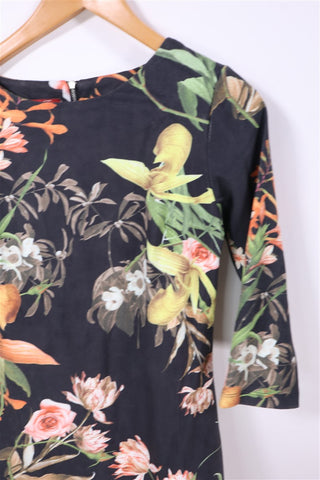 שמלה פרחונית בשחור- S-M שמלה פרחונית בשחור- S-M