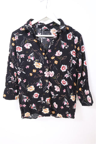 חולצה מכופרת בפרחונית בשחור - XS-S חולצה מכופרת בפרחונית בשחור - XS-S