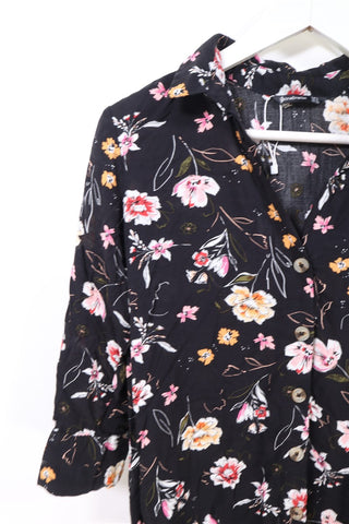 חולצה מכופרת בפרחונית בשחור - XS-S חולצה מכופרת בפרחונית בשחור - XS-S