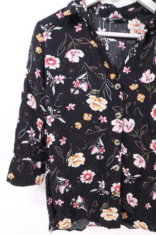 חולצה מכופרת בפרחונית בשחור - XS-S חולצה מכופרת בפרחונית בשחור - XS-S