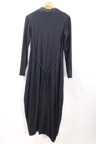 שמלה מעוצבת בשחור- L-XL שמלה מעוצבת בשחור- L-XL