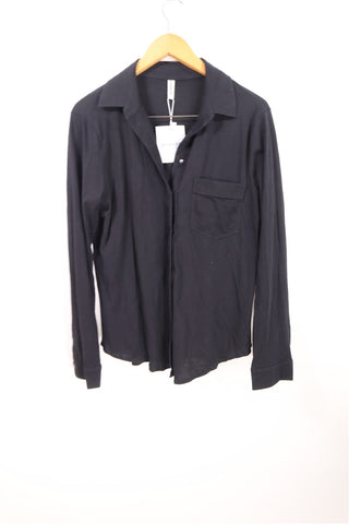 חולצה מכופתרת חדשה בשחור- M חולצה מכופתרת חדשה בשחור- M