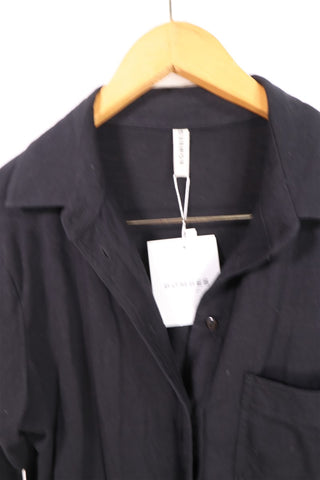 חולצה מכופתרת חדשה בשחור- M חולצה מכופתרת חדשה בשחור- M