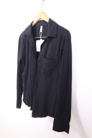 חולצה מכופתרת חדשה בשחור- M חולצה מכופתרת חדשה בשחור- M