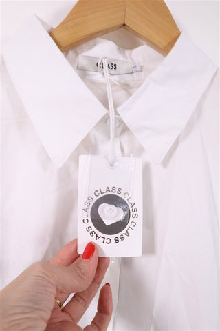 חולצה חדשה בלבן וגינס- M חולצה חדשה בלבן וגינס- M