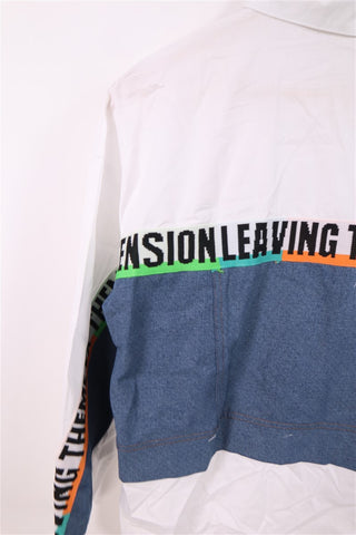 חולצה חדשה בלבן וגינס- M חולצה חדשה בלבן וגינס- M