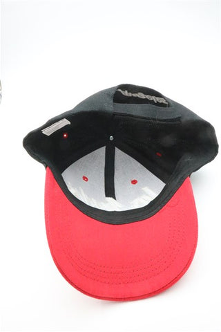 כובע קסקט מעוצב בשחור לבן ואדום