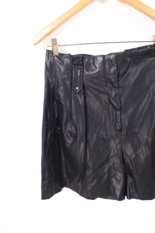 מכנסי ברמודה דמוי עור ZARA בשחור- M