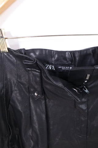 מכנסי ברמודה דמוי עור ZARA בשחור- M