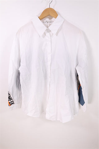 חולצה חדשה בלבן וגינס- M