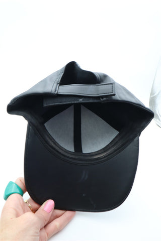 כובע קסקט דמוי עור בשחור- OS