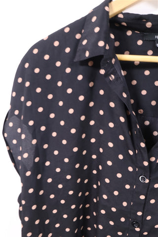 חולצה מכופתרת מנוקדת בשחור-L