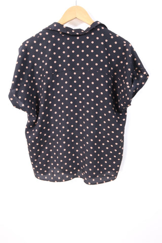 חולצה מכופתרת מנוקדת בשחור-L