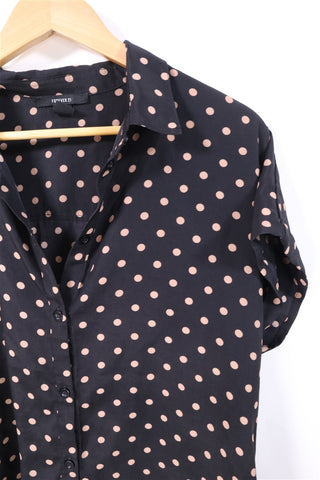 חולצה מכופתרת מנוקדת בשחור-L