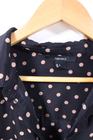 חולצה מכופתרת מנוקדת בשחור-L