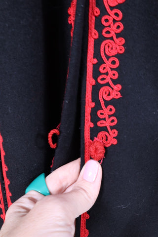 גקט שכמייה וינטיג רקום בשחור- OS