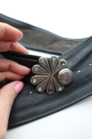חגורת וינטיג עור ופרח בשחור- M-L