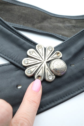 חגורת וינטיג עור ופרח בשחור- M-L