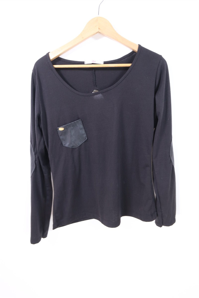 חולצה מעוצבת מפתח גב בשחור- M