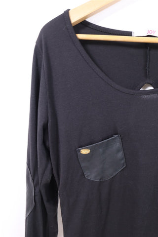 חולצה מעוצבת מפתח גב בשחור- M