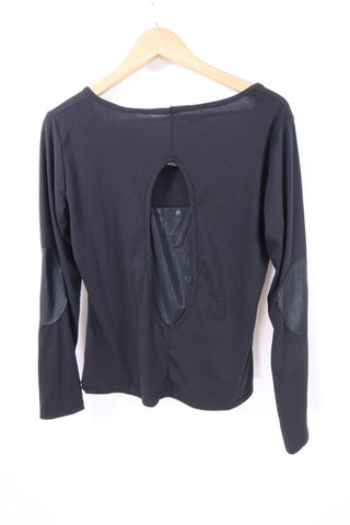 חולצה מעוצבת מפתח גב בשחור- M