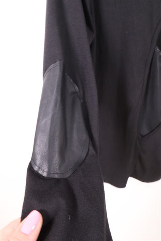 חולצה מעוצבת מפתח גב בשחור- M