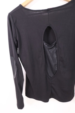 חולצה מעוצבת מפתח גב בשחור- M