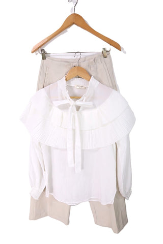 חולצת פליסה ועניבת קשירה בלבן-M