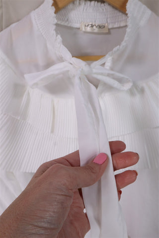 חולצת פליסה ועניבת קשירה בלבן-M