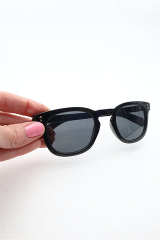 משקפי שמש מעוצבות בשחור -OS