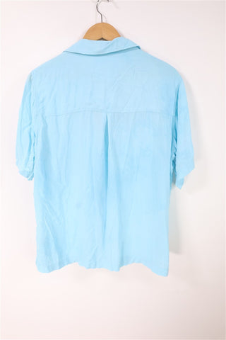 חולצה מכופתרת בתכלת- L