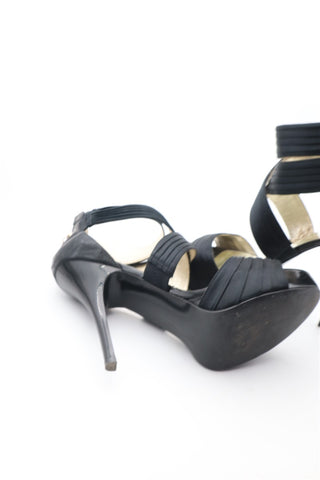 נעל עקב GUESS בשחור סטאן- מידה 37.5-38