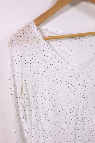 חולצת בייסיק מנוקדת בלבן- M
