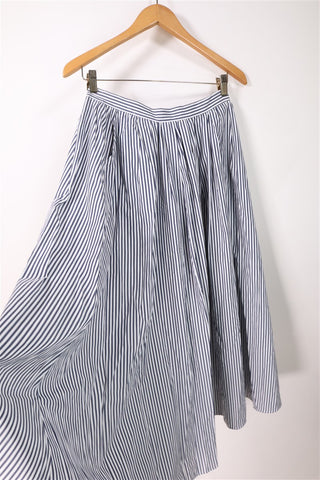 חצאית פסים מתנפנפת בכחול ולבן- M