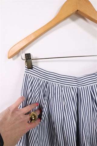 חצאית פסים מתנפנפת בכחול ולבן- M