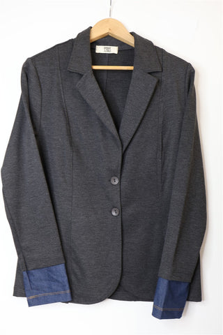 גקט קזואל מעוצב באפור וגינס-M-L