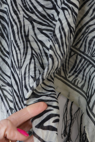 צעיף מלבני בפרינט זברה מנצנץ-OS