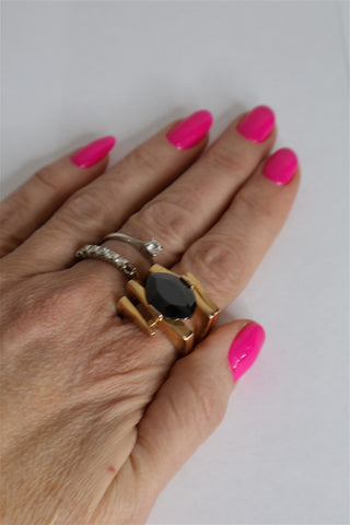 טבעת מטהבת מעוצבת עם אבן בורדו- OS