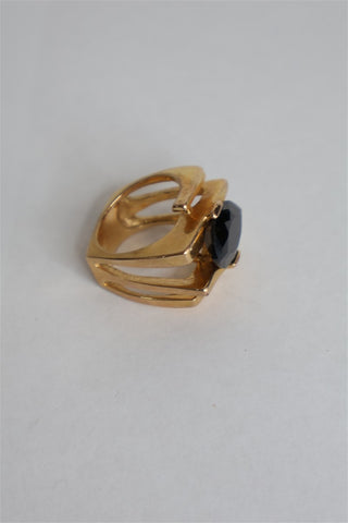 טבעת מטהבת מעוצבת עם אבן בורדו- OS