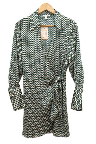 שמלת מעטפת גאומטרית בשמנת וירוק- S-M