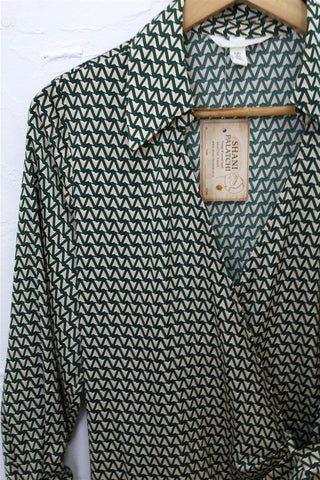 שמלת מעטפת גאומטרית בשמנת וירוק- S-M