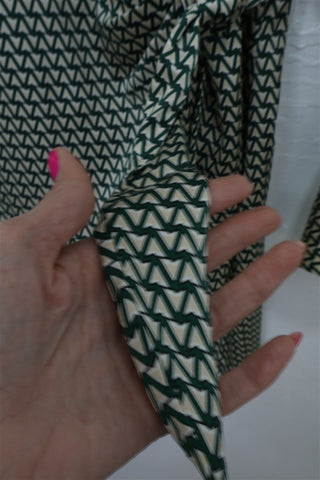 שמלת מעטפת גאומטרית בשמנת וירוק- S-M