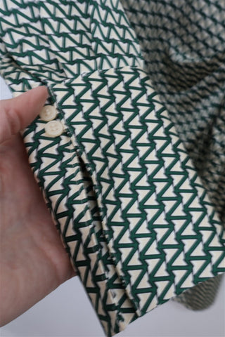 שמלת מעטפת גאומטרית בשמנת וירוק- S-M