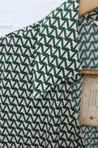 שמלת מעטפת גאומטרית בשמנת וירוק- S-M