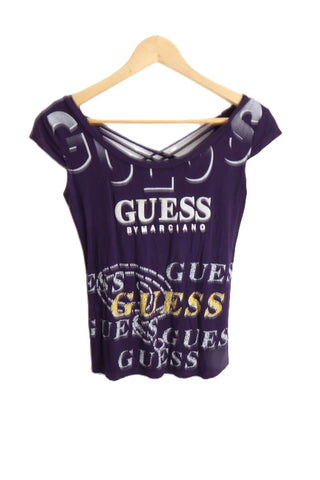 חולצה מודפסת GUESS בסגול - S-L