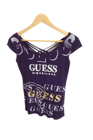 חולצה מודפסת GUESS בסגול - S-L