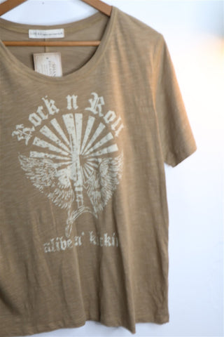 חולצת טי שרט בסגנון וואש עדין בכאמל - L-XL