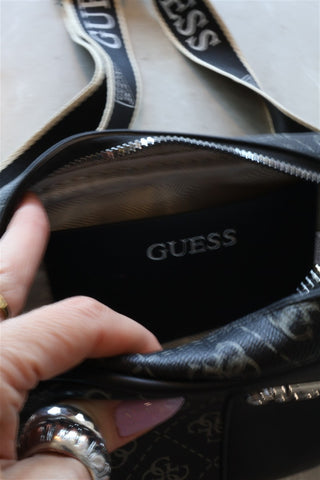 תיק צד מעוצב  GUESS באפור ושחור - OS