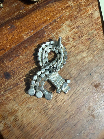 סיכת וינטיג משובצת זרקונים בבורדו ושקוף-OS