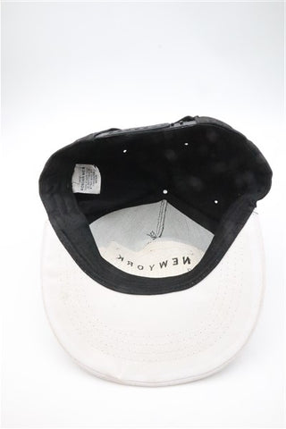 כובע קסקט בשחור לבן